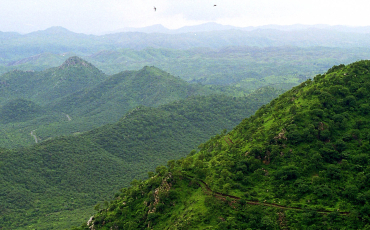 अरावली की रक्षा में ऐतिहासिक कदम: केंद्र सरकार ने नई माइनिंग पर लगाई पूर्ण रोक, जैव विविधता संरक्षण को मिली मजबूती